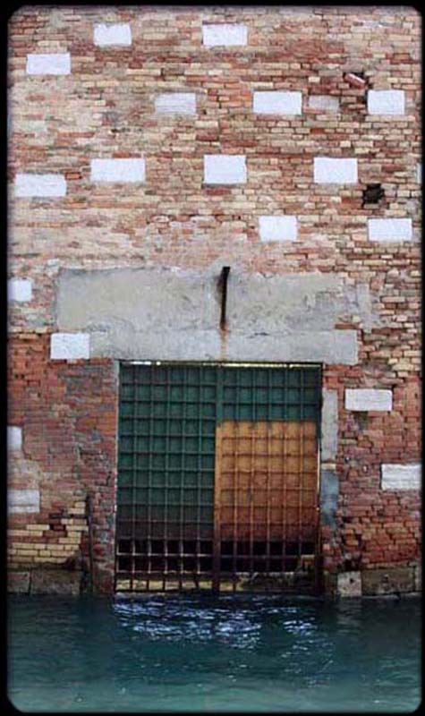 Water gate